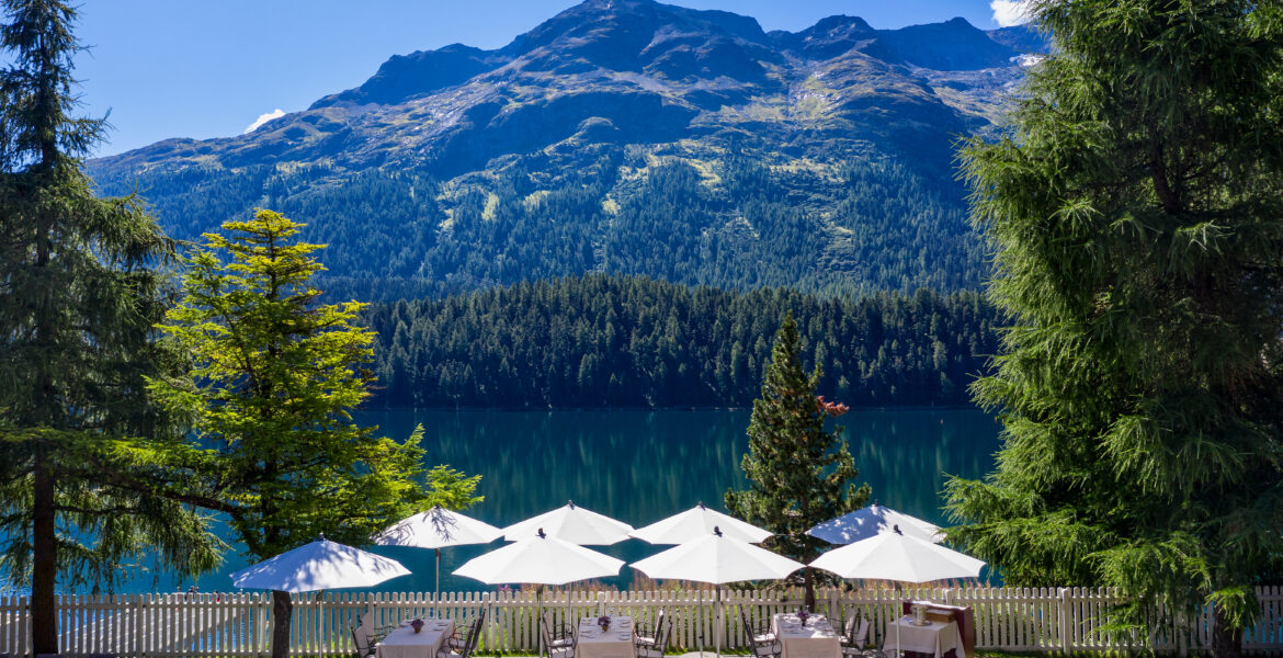 Zwitserland_Sankt-Moritz_Badrutts-Palace-Hotel_terras_uitzicht